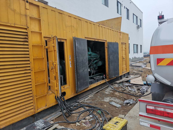 丰都如何在发电机出租合同中约定设备的维修和保养责任？